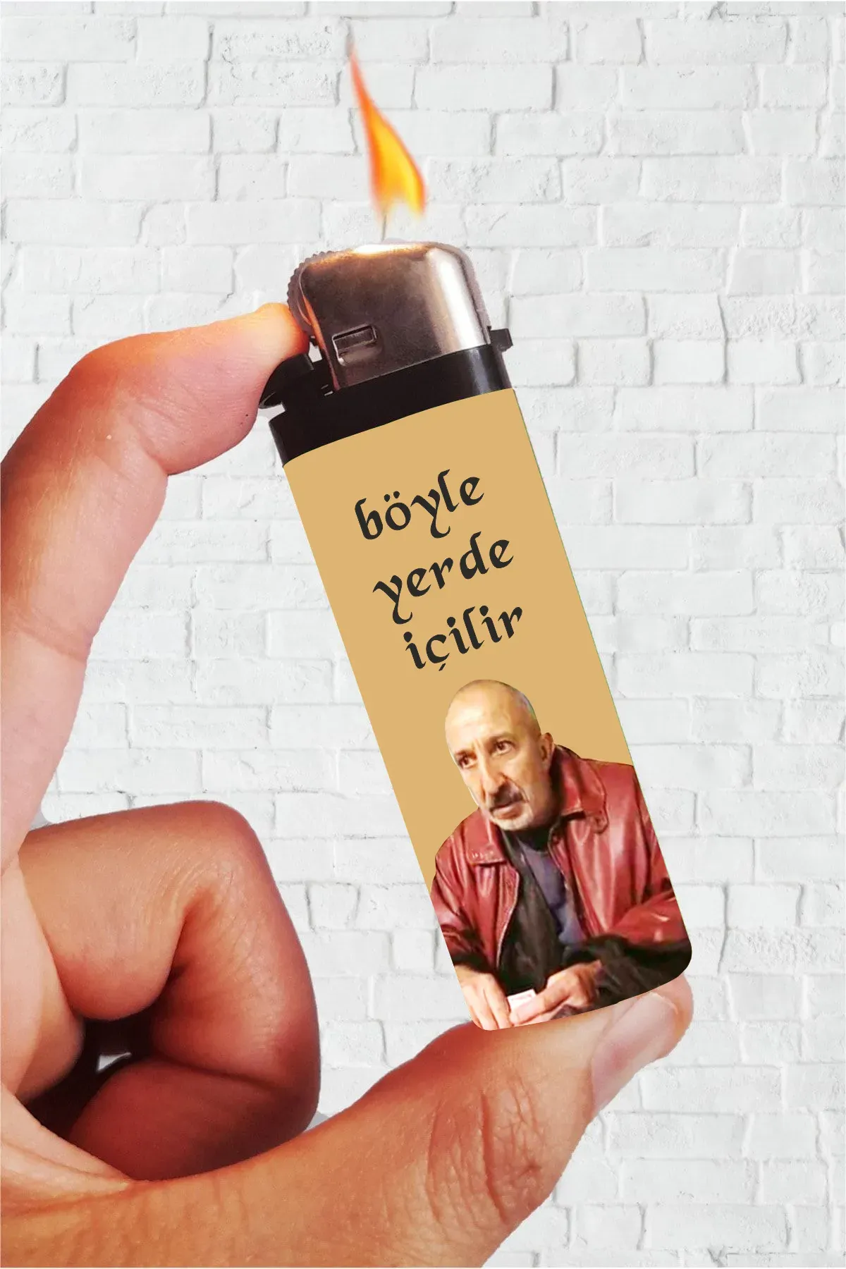 Böyle Yerde İçilir Halil Güneşli Üvey Baba Full Kaplamalı Çakmak