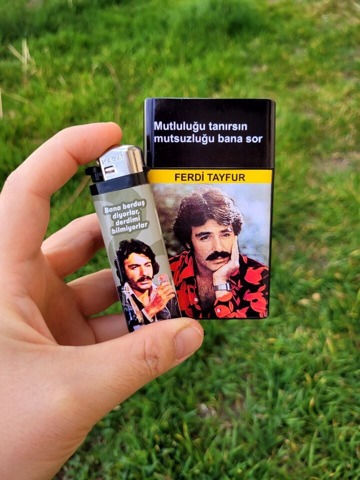 2'li Sigara Tabakası ve Çakmak  - Mutsuzluğu Bana Sor Ferdi Tayfur Seti